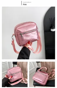 Vista dettagliata della borsa a tracolla rosa metallizzata con pelle martellata e cinghia