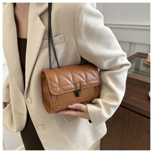 Sac bandoulière marron matelassé avec bandoulière chaîne et fermoir en métal noir