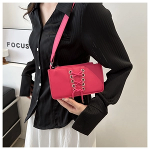 Vue détaillée du sac à bandoulière rose avec design à lacets style corset unique et œillets