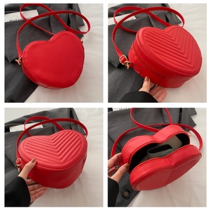 Détails du sac cœur rouge avec coutures matelassées et compartiments de rangement