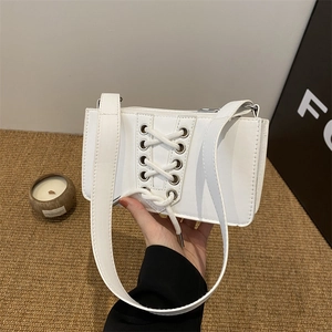 Petit sac à bandoulière en cuir PU blanc avec lacets croisés et œillets argentés