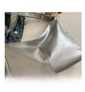 Gros plan sur le sac hobo argenté en similicuir texturé avec fermeture à glissière