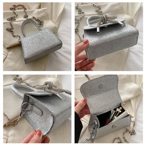 Vues détaillées du sac argenté pailleté avec nœud en cristal et bandoulière