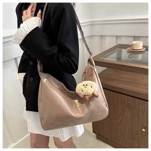 Sac à bandoulière hobo marron en similicuir avec un joli pendentif ours en peluche