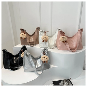 Collection de sacs cabas en cuir PU en cinq couleurs avec breloques en peluche