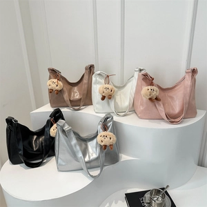 Sac Fourre-Tout Femme Mode Urbaine Minimaliste en Cuir PU Grande Capacité Sac à Épaule Hobo Avec Charme en Peluche