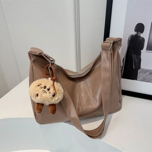 Sac fourre-tout vintage en similicuir marron avec breloque chiot et large bandoulière