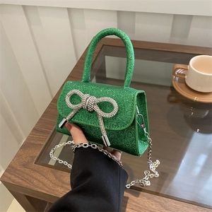 Mini sac vert pailleté avec nœud en strass et bandoulière en chaîne argentée