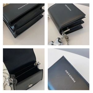 Détail du mini sac bandoulière avec breloques en cœur et structure en accordéon