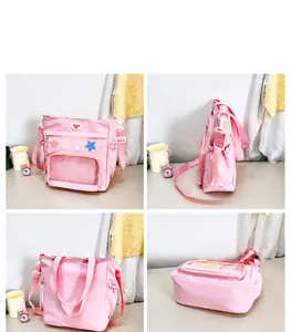 Detailansichten einer rosa Nylon-Tragetasche mit Klarsichtfach und verstellbarem Gurt