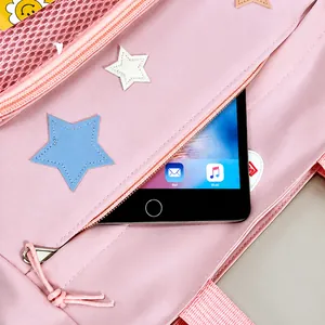 Detailansicht der vorderen Reißverschlusstasche der rosa Tasche mit bunten Sternen