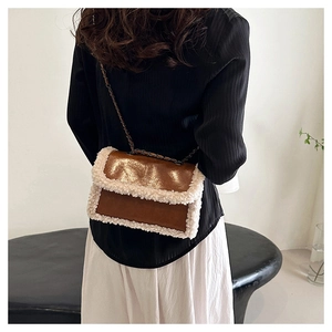 Detail van de bruin lederen en witte imitatiebont patchwork van deze crossbody tas