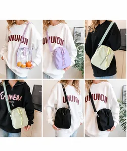 Vistas detalladas de bolsos de pecho de nailon en púrpura, verde menta y negro con cremallera