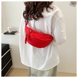 Vista posteriore di una modella con marsupio rosso in tela e doppia zip intrecciata
