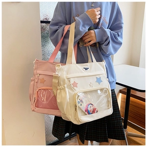 Détail de sacs fourre-tout en toile avec fenêtres étoiles transparentes rose et beige