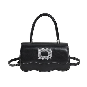Sac à main noir minimaliste avec boucle en strass et bordure ondulée élégante