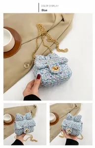 Detailweergave van de blauwe tweed mini crossbody tas met strik en gouden kettingriem