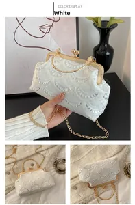 Dettaglio borsa da sera in pizzo bianco con paillettes argento e chiusura dorata