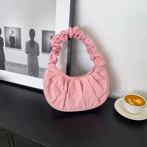 Sac croissant en velours côtelé rose avec poignées froncées et texture plissée chic