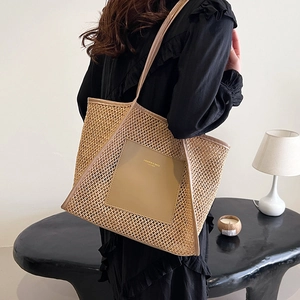 Schicke gewebte Shopper Tasche mit Lederriemen für elegantes Sommer-Pendel-Outfit