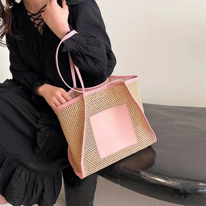 Tragetasche aus Stroh mit rosa Lederbesatz und Schultergurten für minimalistische Sommermode