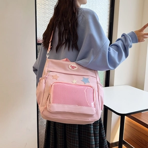 Sac fourre-tout rose style écolier japonais avec étoiles porté par un mannequin en intérieur