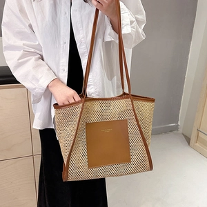 Große Stroh-Shopper-Tasche mit braunen Ledergriffen und dekorativer Fronttasche