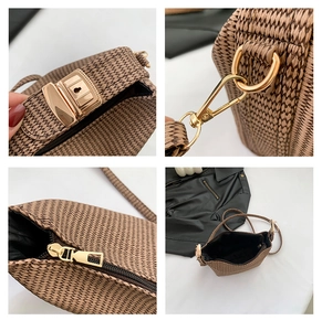 Détails de la fermeture dorée et de la texture tissée marron sur le sac minimaliste