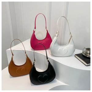 Sélection de sacs hobo chic gaufrés de cœurs en rose, blanc, marron et noir