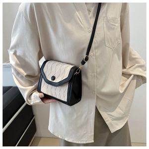 Détail du sac à bandoulière matelassé beige pour femme avec finitions noires chics