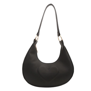 Sacoche noire en demi-lune avec motif cœur en relief et boucles dorées chic