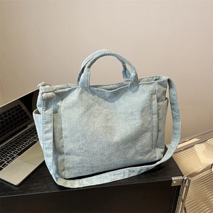 Sac fourre-tout minimaliste en velours côtelé bleu clair avec bandoulière réglable