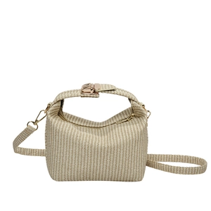 Petit sac à main tressé à carreaux beige et marron avec boucle dorée et sangle