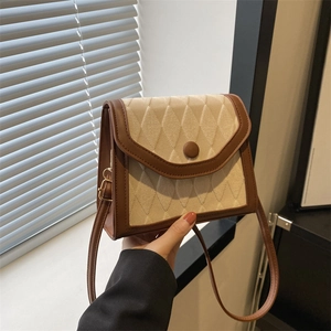 Sac bandoulière matelassé beige et marron avec une boucle ronde élégante