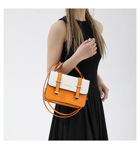 Détail du mini sac messager bicolore orange et blanc avec garniture dorée et poignée
