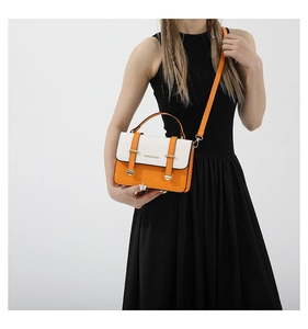 Détail du sac à bandoulière bicolore orange et blanc avec logo FASHION & BAGS