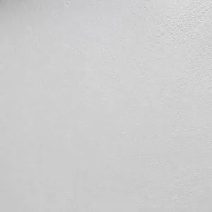 Vue macro détaillée du tissu texturé haut de gamme de ce sac à main gris clair épuré