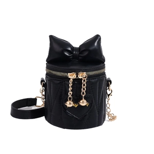Schwarze gesteppte Eimertasche mit großer Lederschleife, Goldkette und Herzbestickung