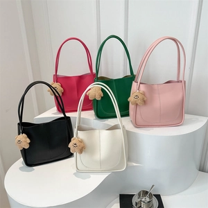 Borse tote da donna minimaliste in cinque colori con ciondoli a forma di orso su display