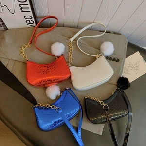 Trendy Glanzende Krokodillenpatroon Okseltas Voor Dames Minimalistische PU Leren Schoudertas Met Gouden Ketting En Pompon Hanger