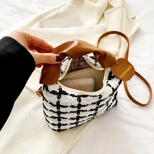Open zwart-wit geruite tweed tas met binnenruimte voor een telefoon en een portemonnee