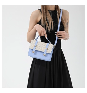 Detail der Crossbody-Handtasche aus gewebtem Stroh und hellblauem Leder-Kontrast