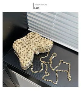 Vista detallada del bolso de fiesta mariposa dorado con lentejuelas y cadena de metal