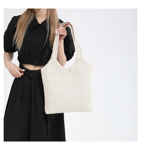Détail d'un sac cabas en paille tissé main avec un motif de tissage en chevrons texturé