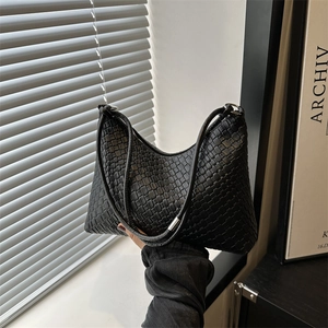 Borsa hobo nera minimalista in pelle intrecciata con tracolla elegante da donna
