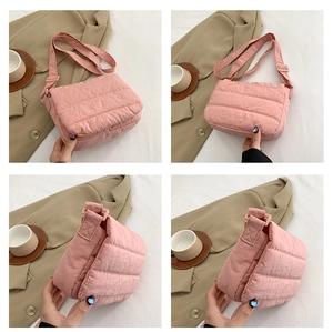 Detalle del bolso bandolera de nailon acolchado rosa con correa ajustable y textura acolchada