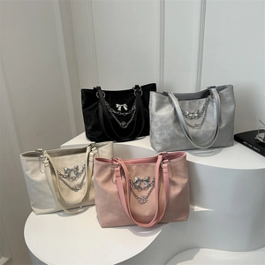 Große Shopper-Taschen mit Metallschleife und Kette in vier modischen Farben