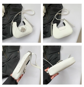 Vues détaillées d'un sac demi-lune blanc avec boucle florale et bandoulière réglable