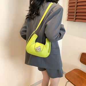 Sac demi-lune vert fluo avec boucle fleur métallique et finition cuir lisse élégant