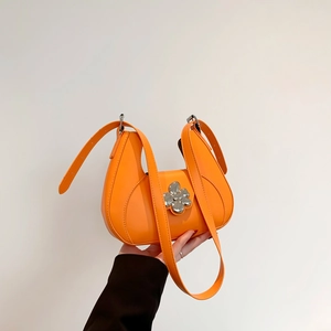 Sac à main demi-lune en cuir orange avec boucle fleur argentée et bandoulière réglable